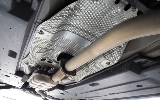 自動車の下廻りマフラーの画像